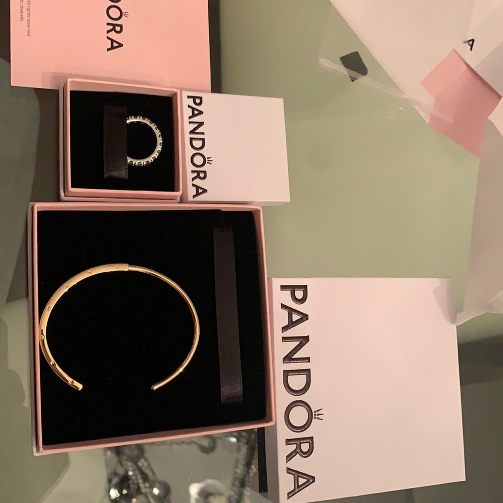 I’m selling this item because I ordered it on Christmas and I arrived Jan.18